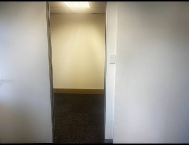 112M² BUILDING TO LET IN FOURWAYS